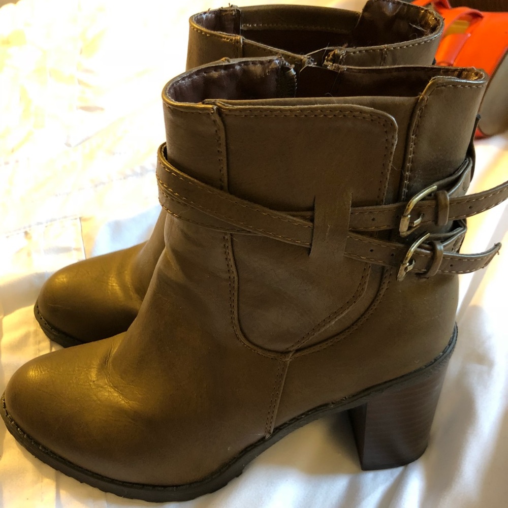 BROWN BUCKLE BOOTS!